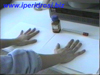 Le mani del paziente vengono posizionate su due fogli di carta assorbente.