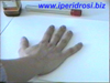 Il palmo della mano è a contatto con il foglio di carta.